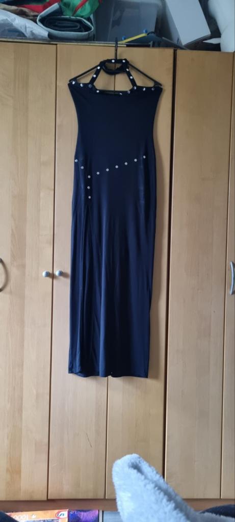 Lang zwart kleed met split tot boven de knie maat S, Kleding | Dames, Gelegenheidskleding, Ophalen, Maat 36 (S), Zwart