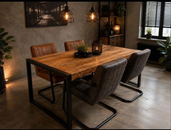 Industriële mango houten eettafel inclusief 4 stoelen, Ophalen, Zo goed als nieuw, Vier