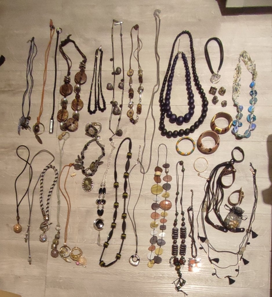 Set van 40 mode-sieraden: halskettingen, armbanden..., Verzenden, Gebruikt, Overige kleuren, Overige materialen