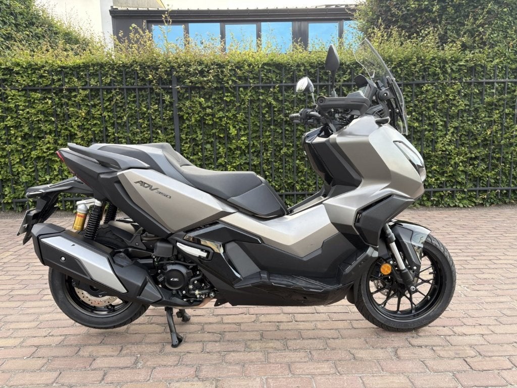 Honda ADV 350, Motos, Motos | Honda, Entreprise, Scooter, 12 à 35 kW, 1 cylindre, Permis Moto A2 minimum, ABS, Éclairage LED, Automatique