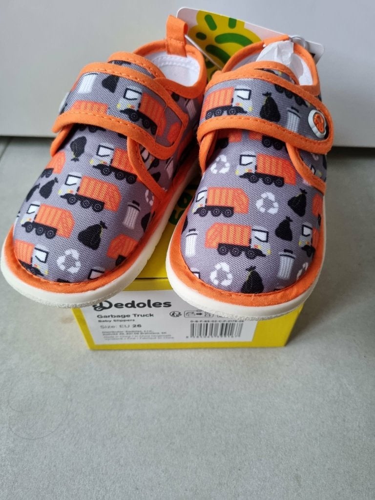 Nieuwe pantoffels maat 25/26 met vuilniswagens, Jongen of Meisje, Nieuw, Ophalen of Verzenden, Dedoles