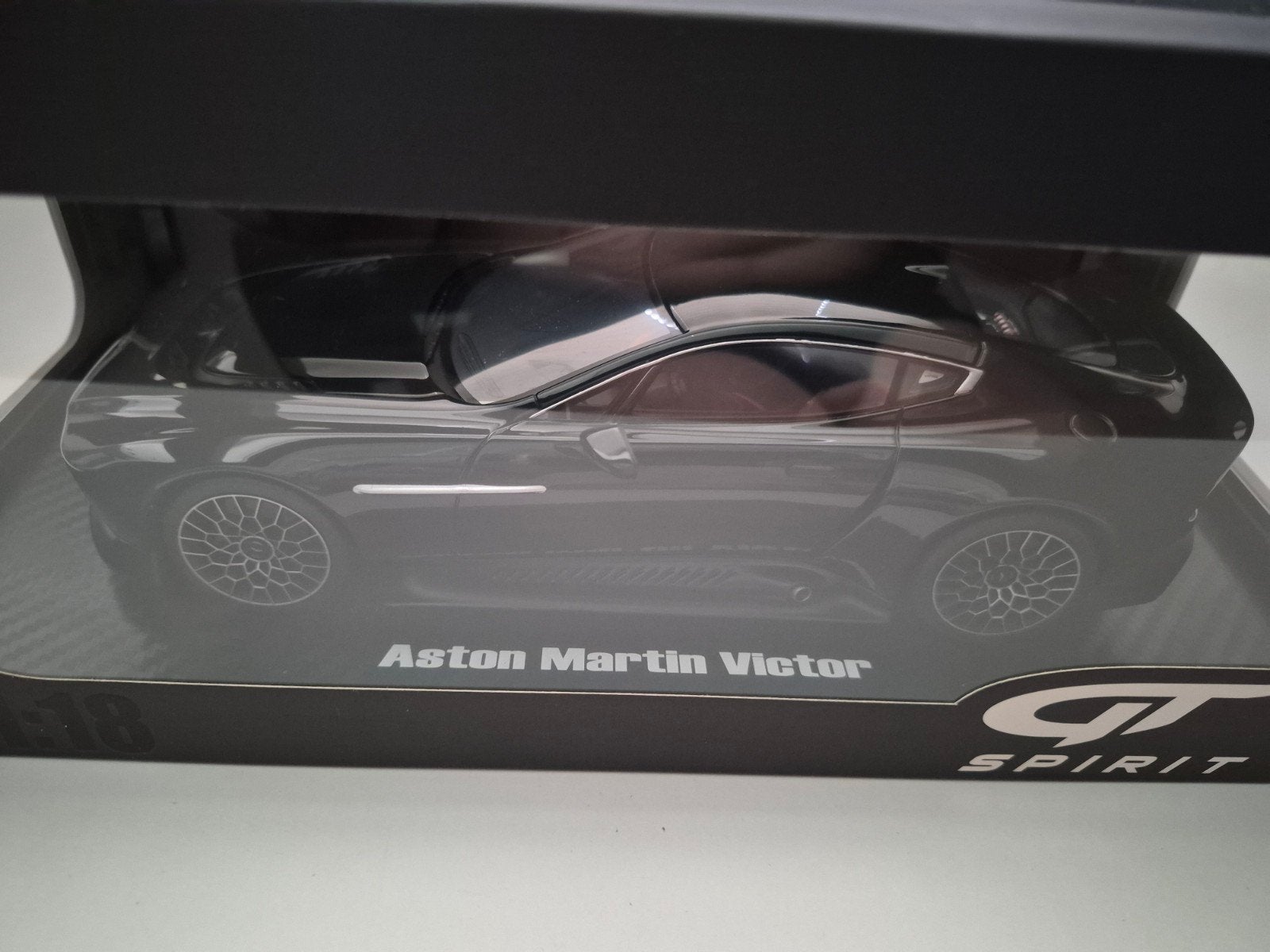 Aston Martin Victor GT-Spirit 1/18 (GT428), Enlèvement ou Envoi, Neuf, Voiture, Autres marques