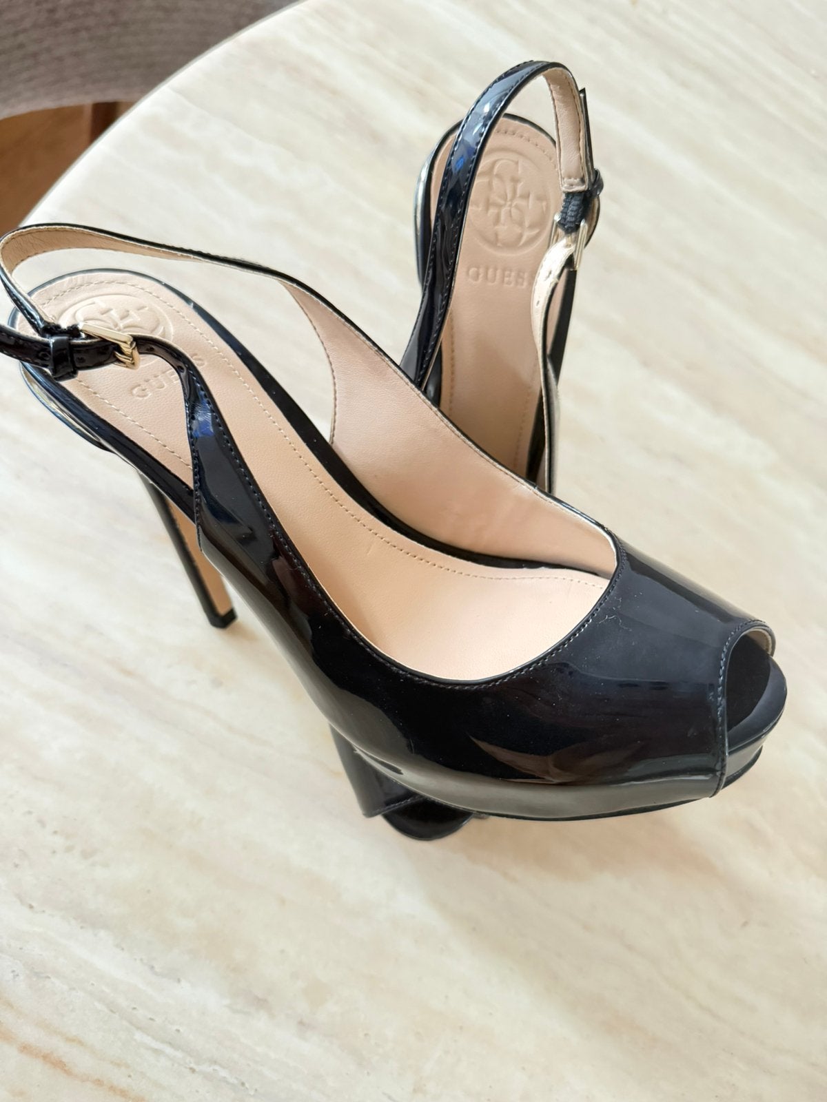Escarpins Guess noirs vernis – élégants et chic, Enlèvement ou Envoi, Chaussures à haut talons, Comme neuf, Noir