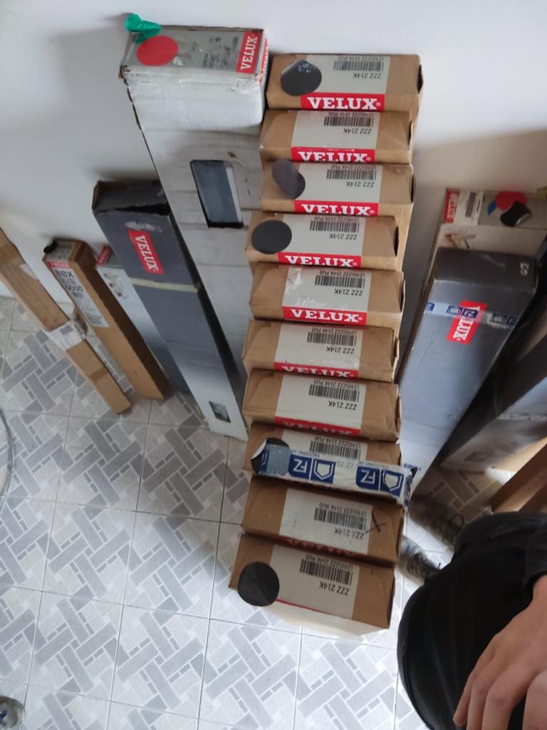 Lot van 25-tal VELUX rolgordijnen, Huis en Inrichting, Stoffering | Vloerbedekking, Ophalen