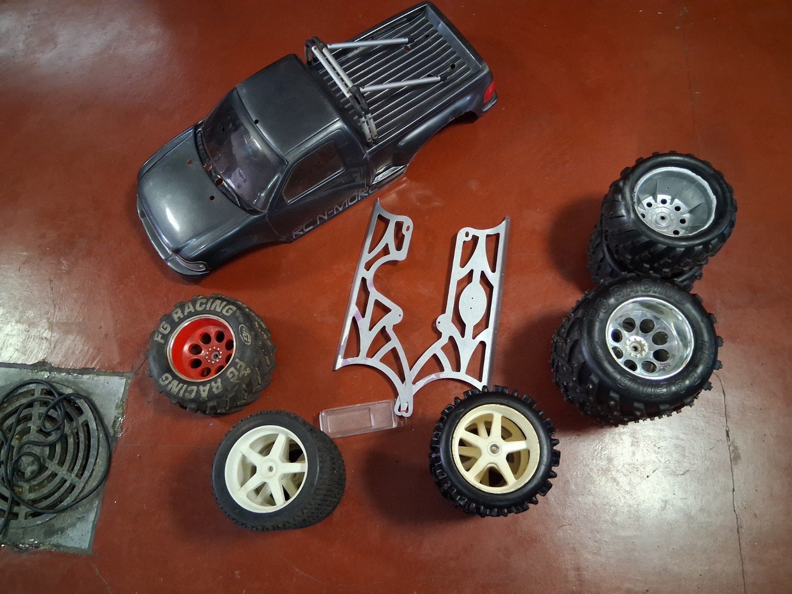 fg monster truck  body+ wielen+ 2sets marder fg wielen, Hobby en Vrije tijd, Ophalen of Verzenden