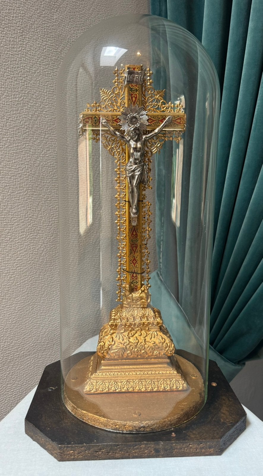 Kruisbeeld van een oud altaar onder een glazen bel, Antiek en Kunst, Antiek | Religieuze voorwerpen, Ophalen