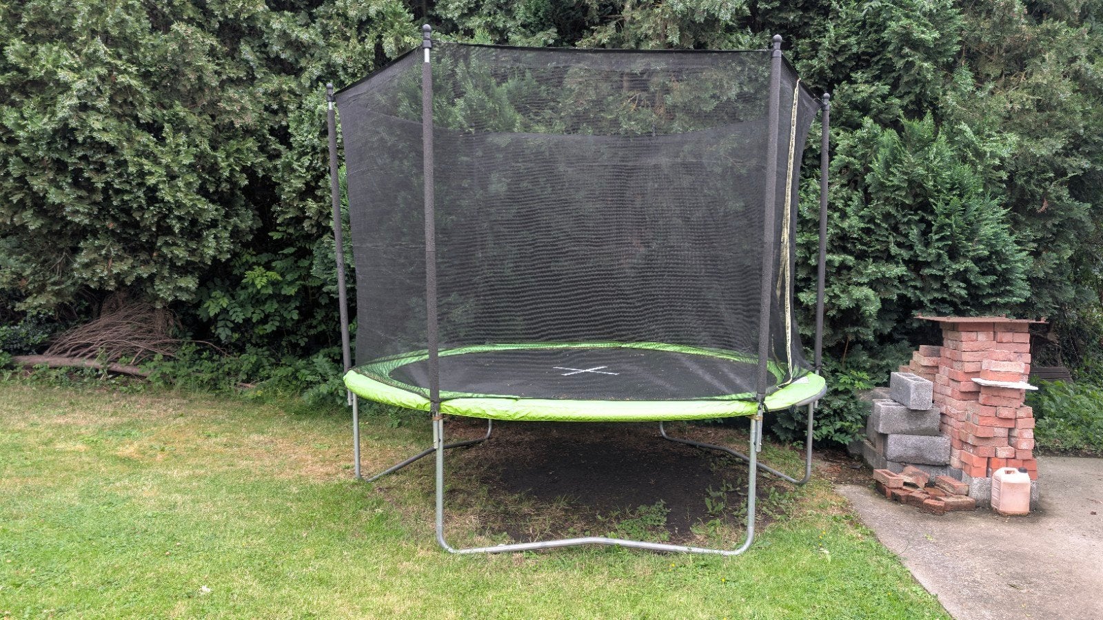 Trampoline 300cm extérieur et 2,5m intérieure en bon État
