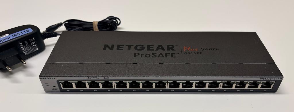 NETGEAR 1Gb/s ProSAFE Plus GS116E 16 poort managed switch, Computers en Software, Netwerk switches, Gebruikt, Ophalen of Verzenden