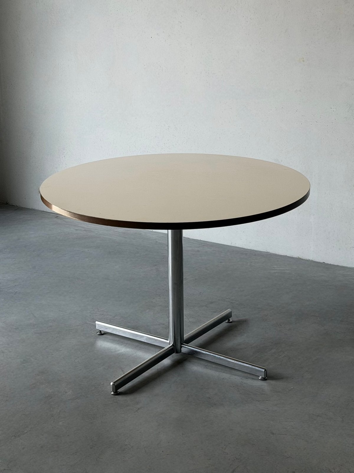 Vintage bauhaus ronde eettafel, Ophalen, Zo goed als nieuw