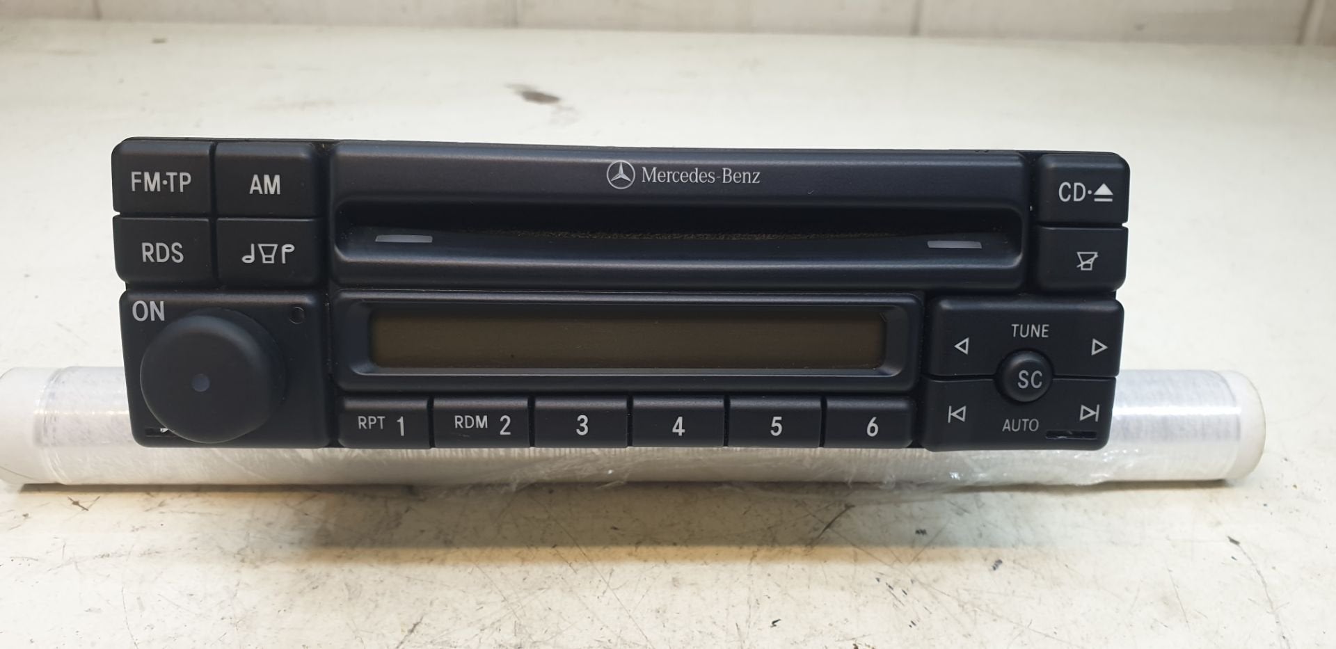 Autoradio CD Alpine d'origine Mercedes r tro MF2197 17082000, Mercedes-Benz AG, Mercedes-Benz, Utilisé, Mercedesstrasse 120
70372  Stuttgart, DE