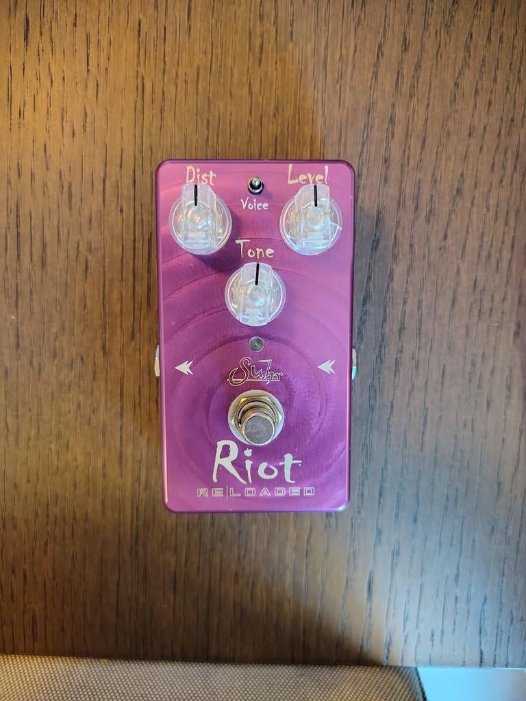 Suhr Riot Reloaded in nieuwstaat, Enlèvement ou Envoi, Comme neuf, Distortion, Overdrive ou Fuzz