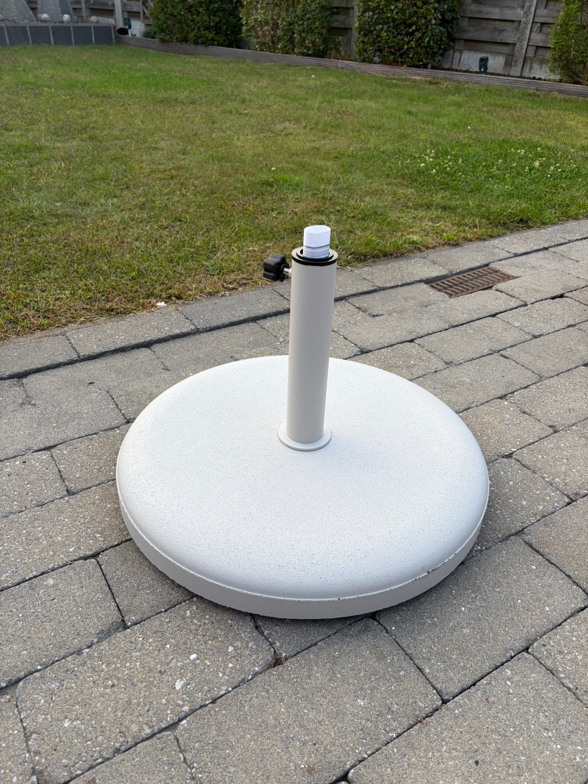 Nieuwe parasolvoet beige beton van 40 kg, Tuin en Terras, Ophalen, Zo goed als nieuw, Parasolvoet