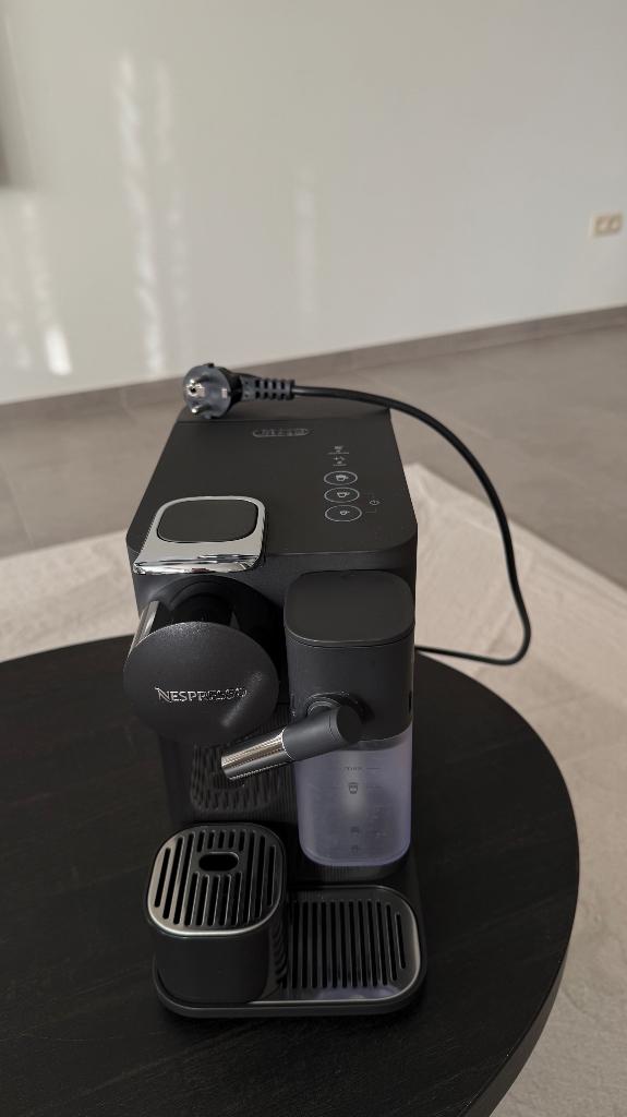 De'Longhi Nespresso Lattissima One, Elektronische apparatuur, Koffiezetapparaten, Ophalen of Verzenden, Zo goed als nieuw, Koffiemachine