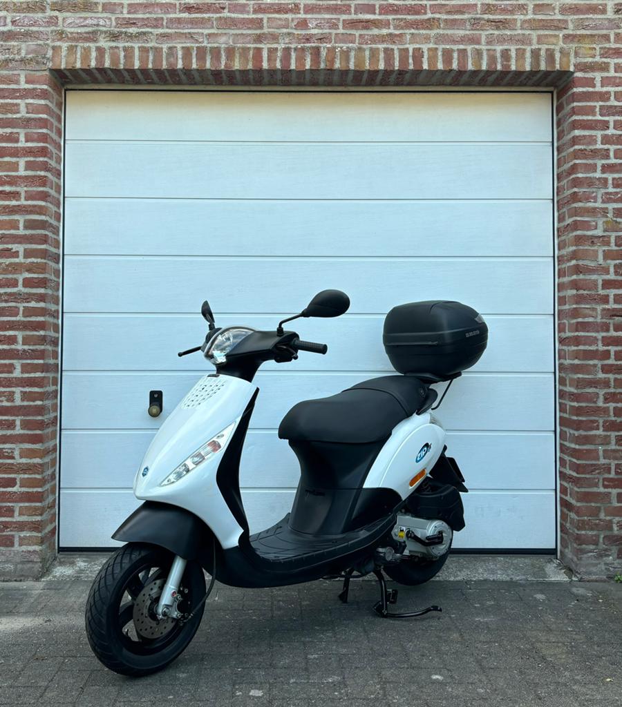 Piaggio Zip 50cc 4t 2017 Duits wit *5789 km* 1e eigenaar*, Vélos & Vélomoteurs, Scooters | Piaggio, Zip, Comme neuf, Classe B (45 km/h)