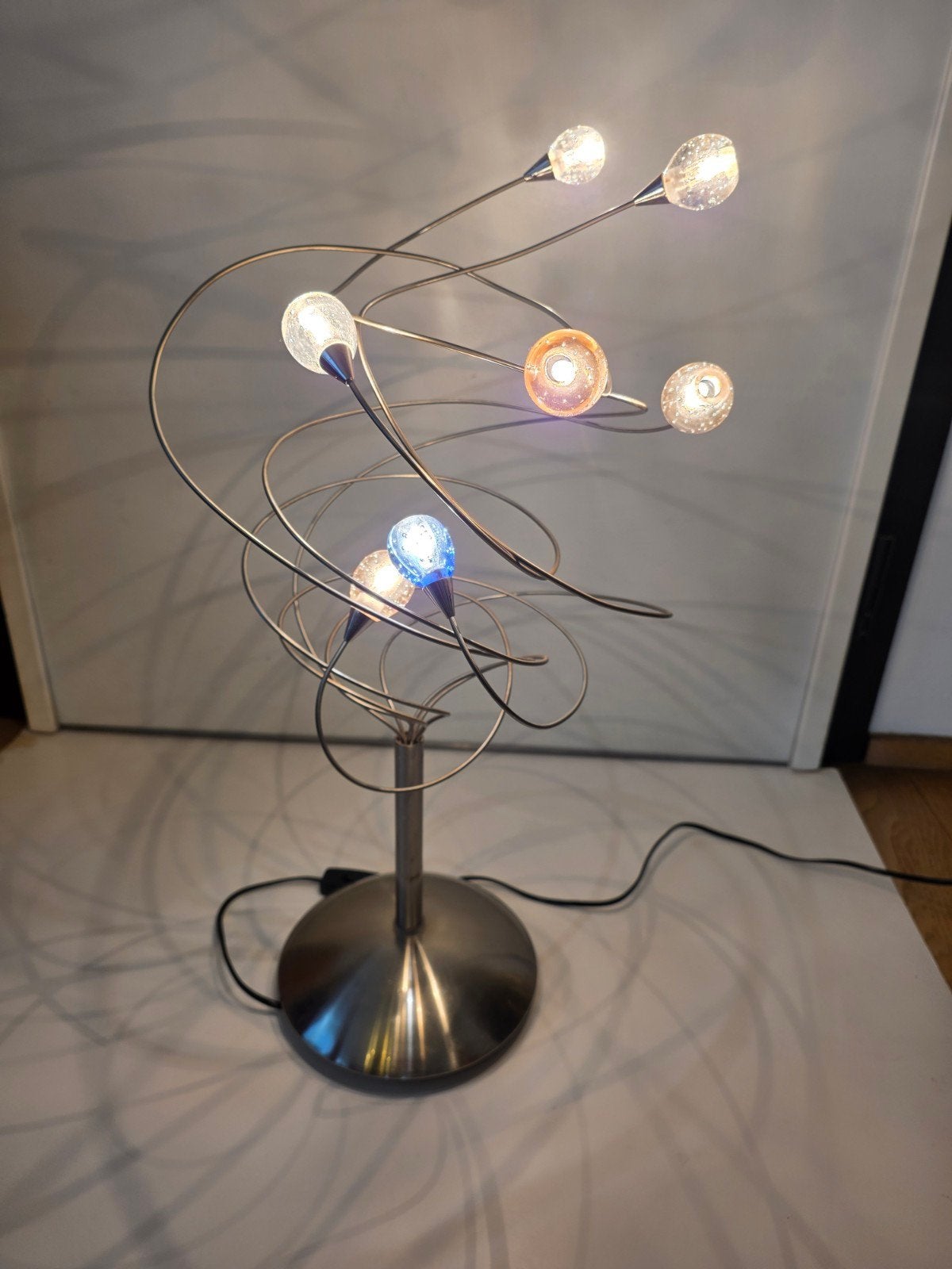 Unieke Moderne Spiraal Tafellamp / Vloerlamp – RVS & Gekleur, Huis en Inrichting, Glas, G4, Design, Ophalen