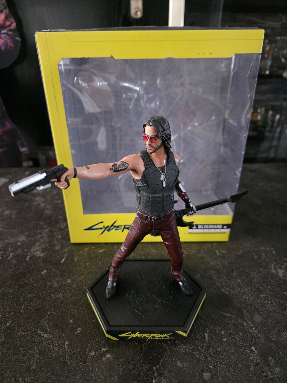 Cyberpunk J Silverhand statue, Enlèvement ou Envoi