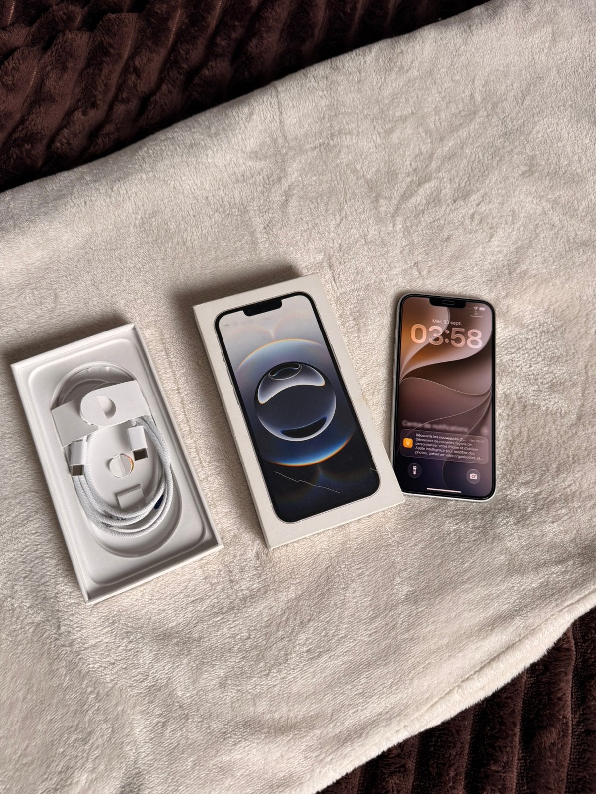 iPhone 16e 128 Go Blanc – Excellent état – Complet, Enlèvement ou Envoi, Comme neuf
