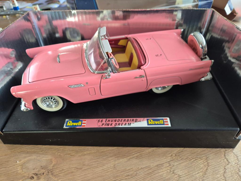 1.18 revell metal 56 thunderbird pink dream, Hobby & Loisirs créatifs, Voitures miniatures | 1:18, Enlèvement ou Envoi, Revell