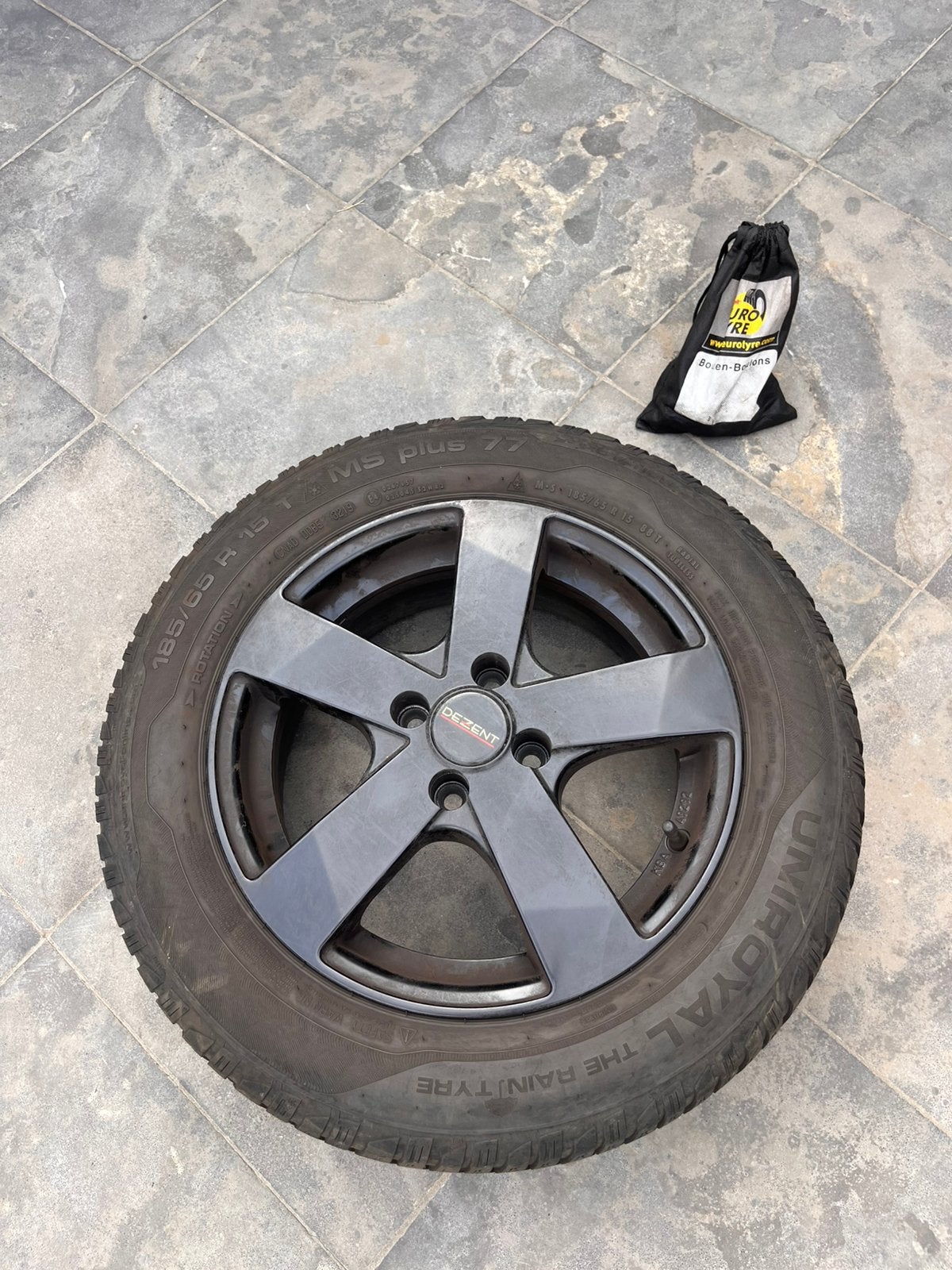 4 identieke winterbanden met zwarte velgen 185/65 R15 88T, Ophalen, Gebruikt, Band(en), 185 mm