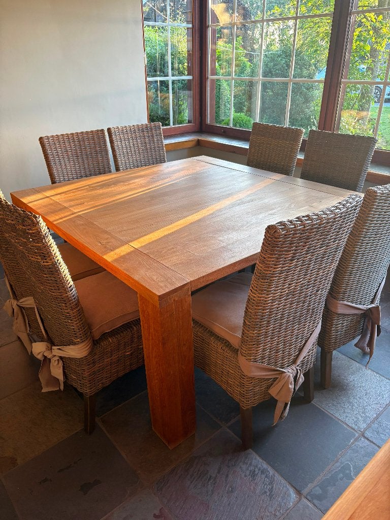 Massief houten eettafel (150  150 cm) met 8 eetkamerstoelen, Ophalen, Gebruikt, Tijdloze landelijke stijl, 8 stoelen of meer