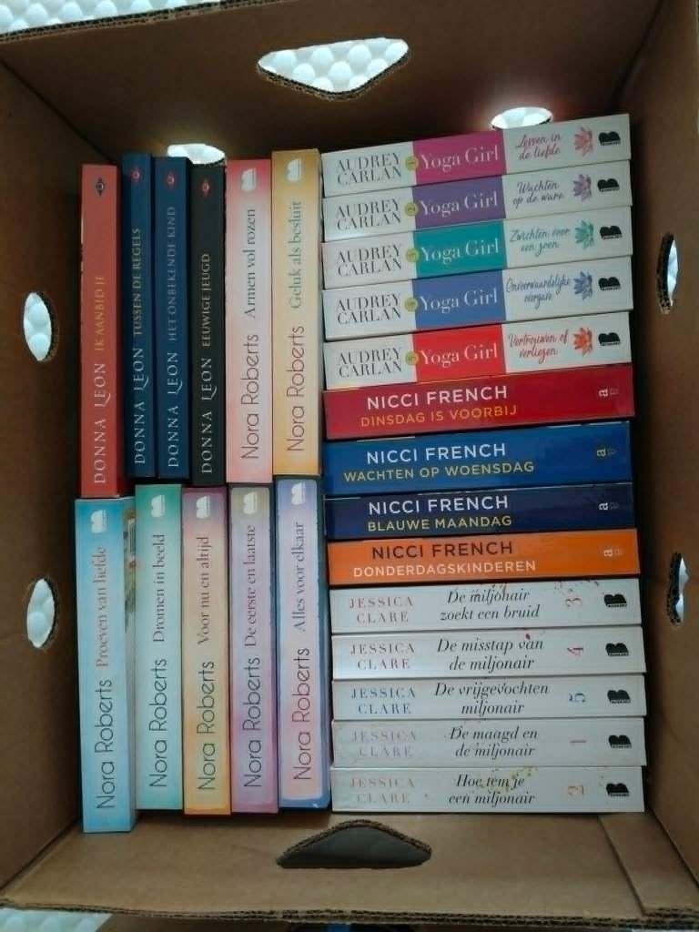 Assortiment boeken Nora Roberts / Donna Leon / Nicci French, Ophalen, Gelezen, Nora Roberts, België