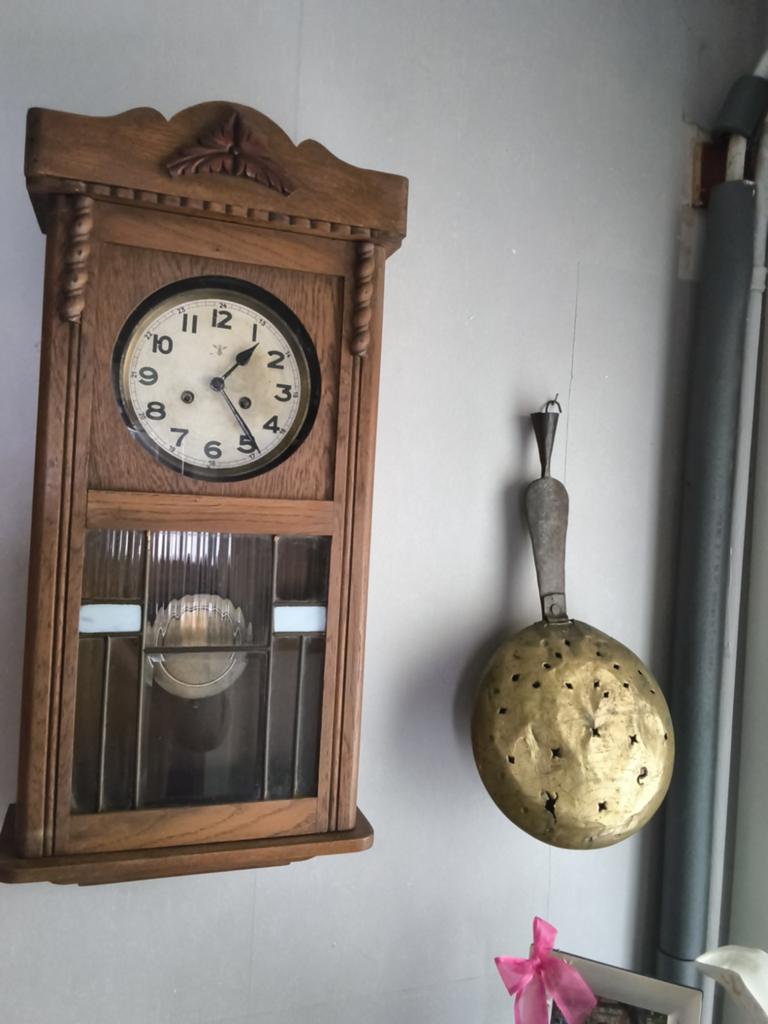 Muur kloken en antieke koperen pan., Antiek en Kunst, Ophalen