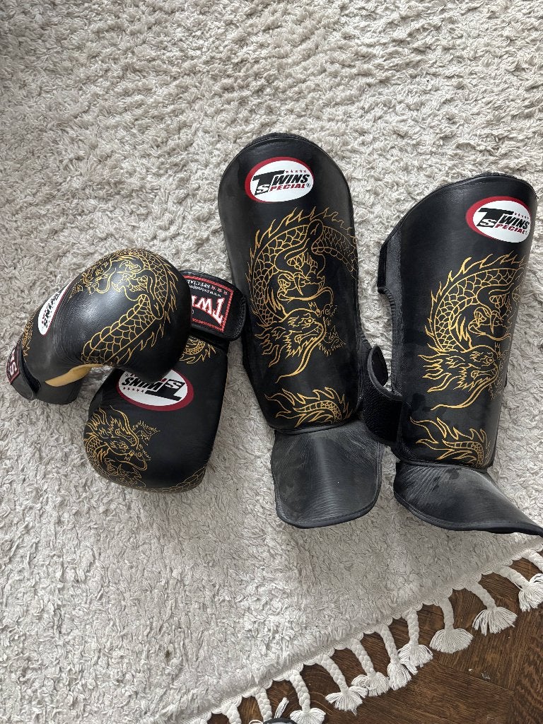 Twins Special Bokshandschoenen 14 Oz + scheenbeschermers (L), Sports & Fitness, Boxe, Enlèvement, Comme neuf, Gants de boxe