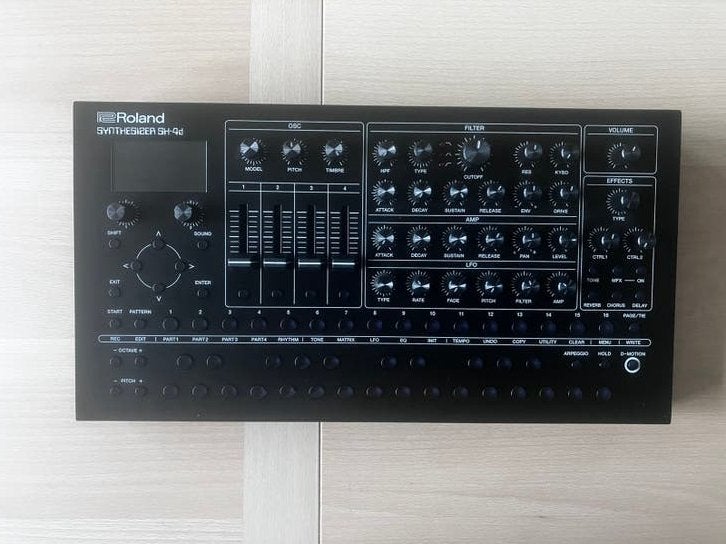 Roland SH-4d multitimbrale synth/drumcomputer/groovebox, Musique & Instruments, Enlèvement ou Envoi, Comme neuf, Roland, Avec connexion MIDI