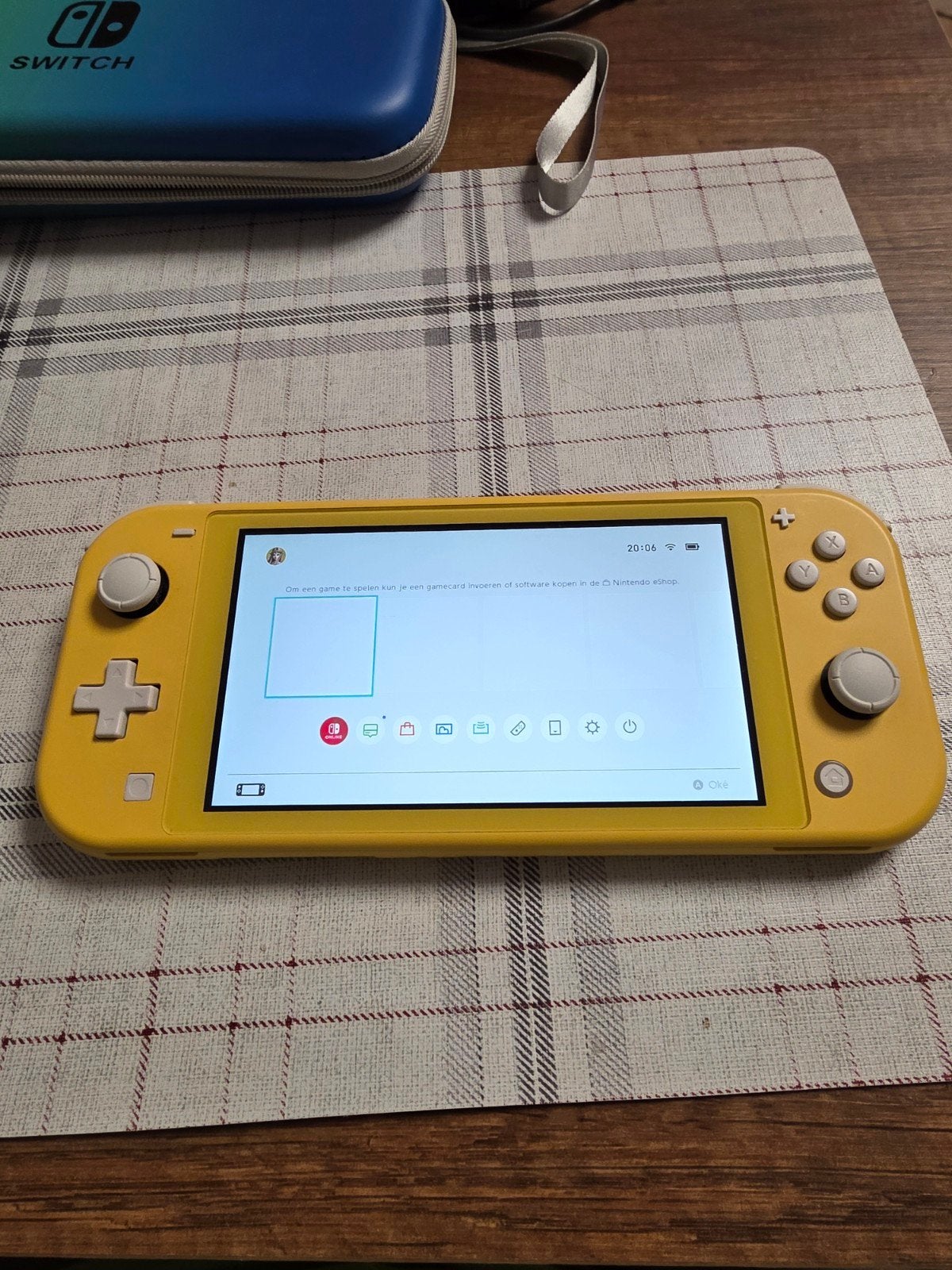 Nintendo switch, Games en Spelcomputers, Ophalen of Verzenden, Geel, Met beschermhoes of tas