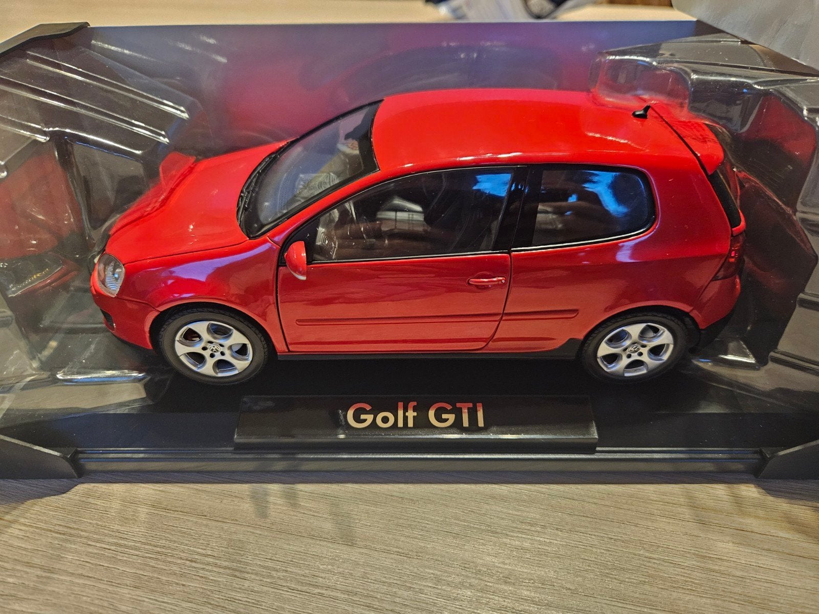 VW Golf 5 GTI 1:18 Norev Tornadorood – Origineel VW Model, Hobby en Vrije tijd, Ophalen of Verzenden, Zo goed als nieuw, Auto
