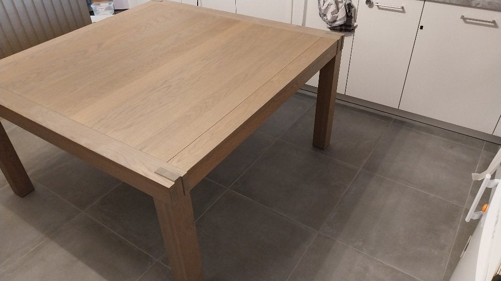 Table carrée en bois massif 145 cm + 4 chaises + surmatelas, Maison & Meubles, Tables | Tables à manger, 100 à 150 cm, Cinq personnes ou plus