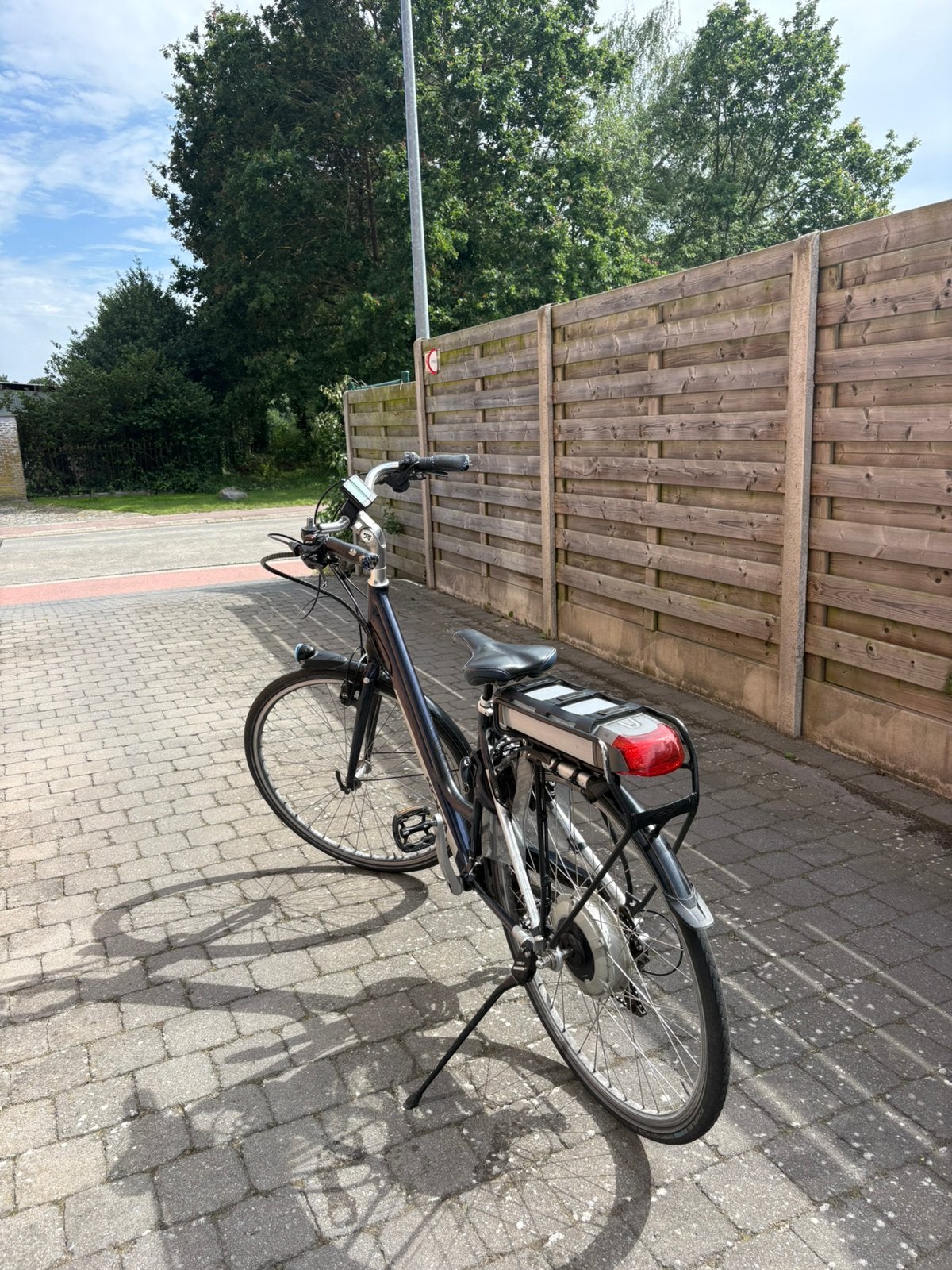 Elektrische fiets van het merk Koga, donkerblauw, Enlèvement, Utilisé, 50 km par batterie ou plus, Autres marques