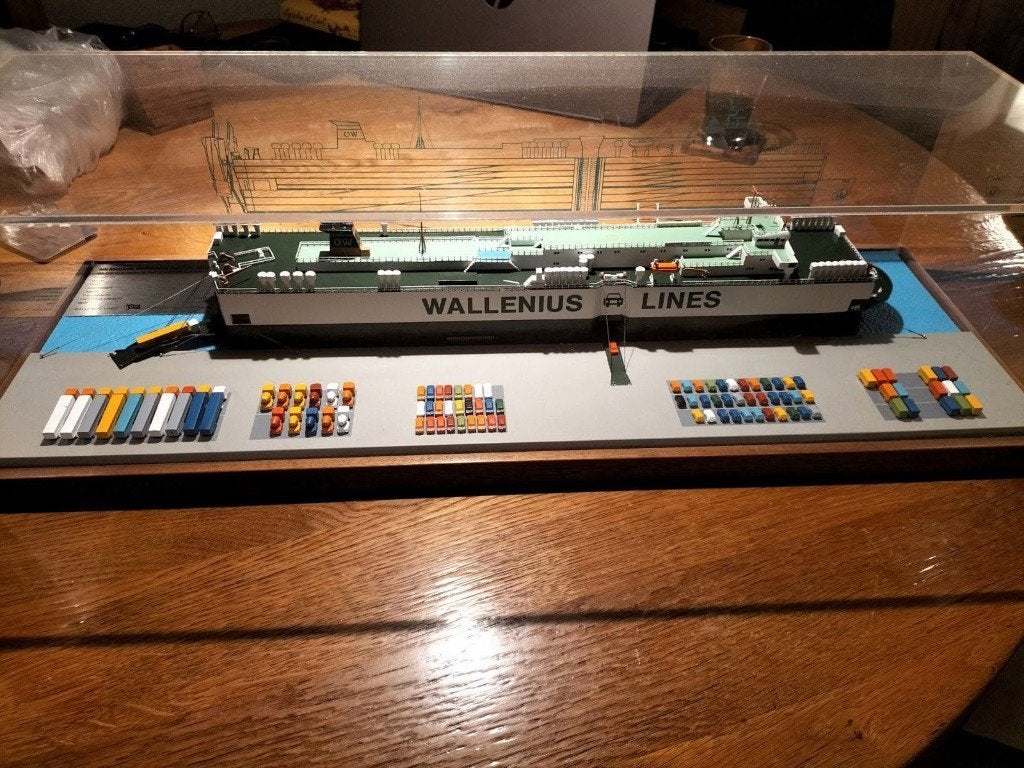 Mooie autoboot aan kade in vitrine, Hobby & Loisirs créatifs, Modélisme | Bateaux & Navires, Enlèvement