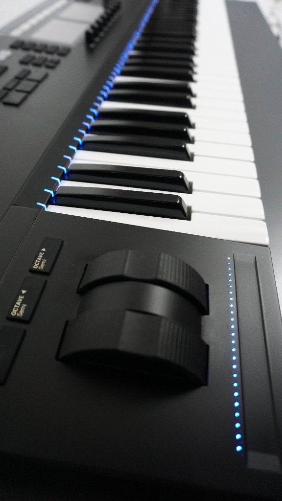 Native Instruments Komplete Kontrol S61 MK2, Muziek en Instrumenten, 61 toetsen, Zo goed als nieuw, Aanslaggevoelig, Ophalen