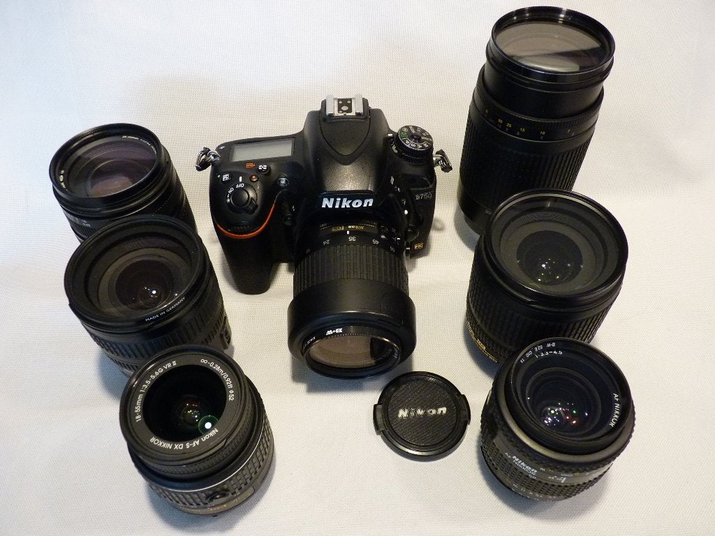 Nikon D750 plein format 24 Mpx : 7 objectifs Nikon, TV, Hi-fi & Vidéo, Appareils photo numériques, Comme neuf, Écran inclinable/pivotant