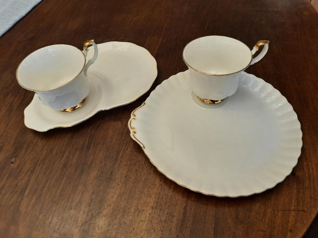 2 siertassen met dessertbordje. Royal Albert. Val D'Or., Ophalen