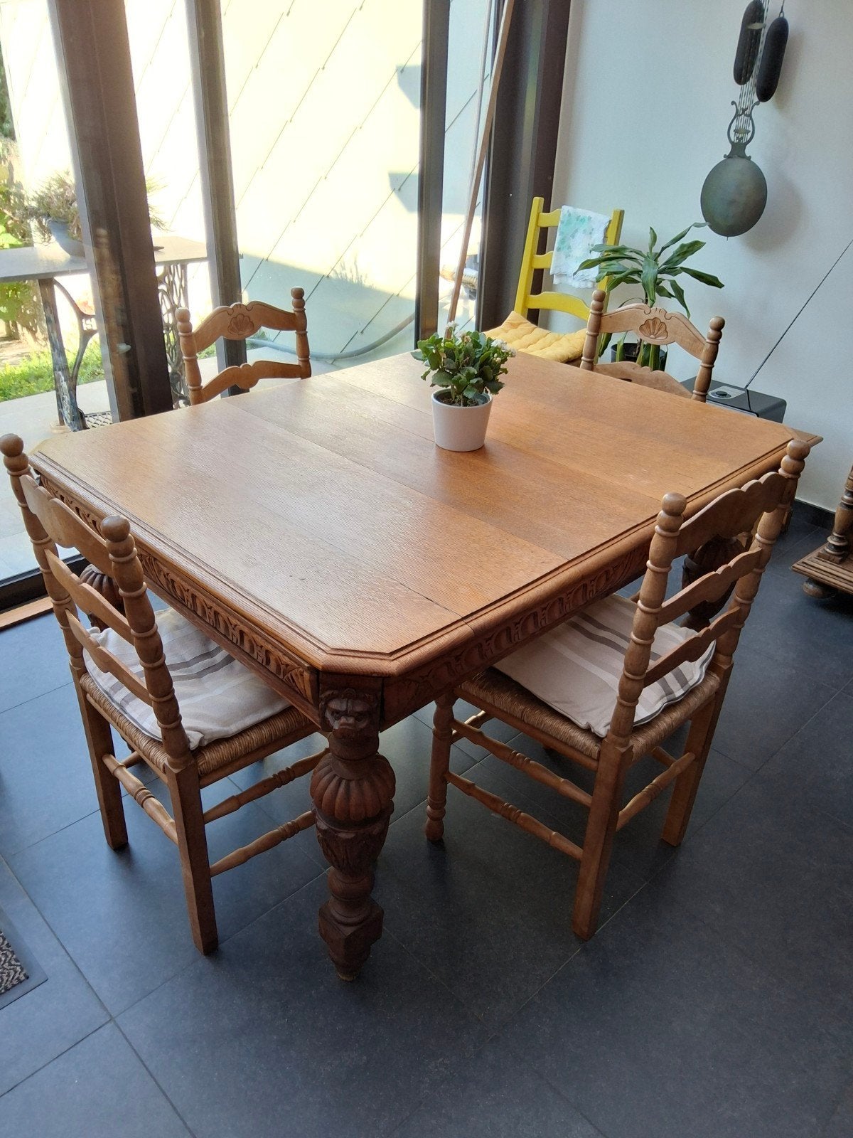 Antiek eiken tafeltje + 4 stoelen gratis - Dringend ophalen, Ophalen