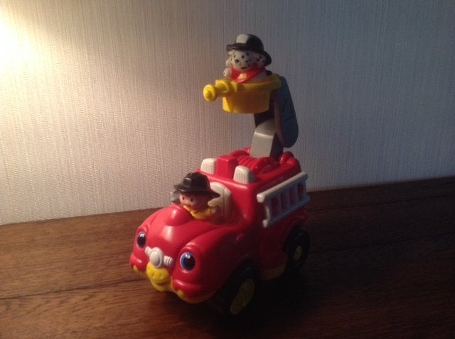 Fisher price brandweerauto met 2 figuurtjes, Ophalen of Verzenden, Zo goed als nieuw, Duw- of Trekspeelgoed, Met geluid