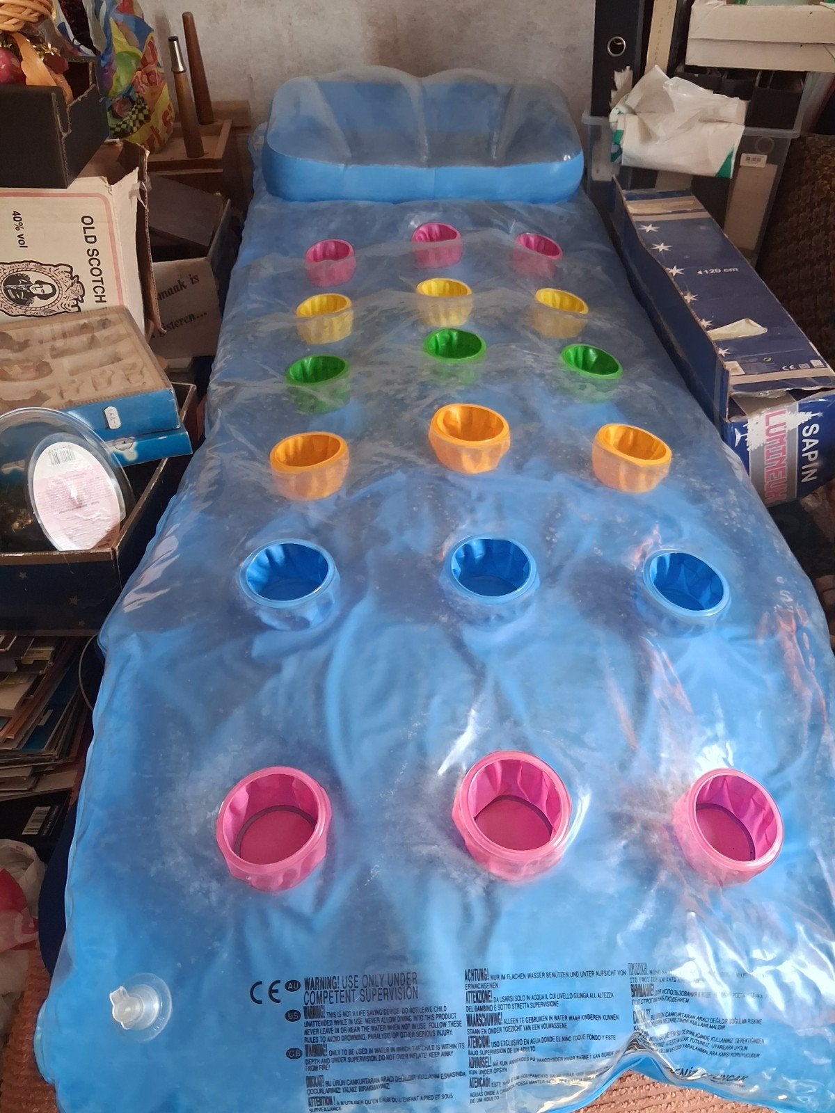 Matelas gonflables, y compris rouges et bleus, Enlèvement