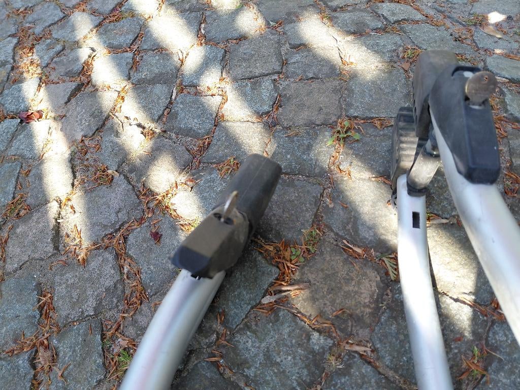 Fiets dragers rail met slot 2 stuks, Auto diversen, Fietsendragers, Ophalen, 2 fietsen, Gebruikt, Dakdrager