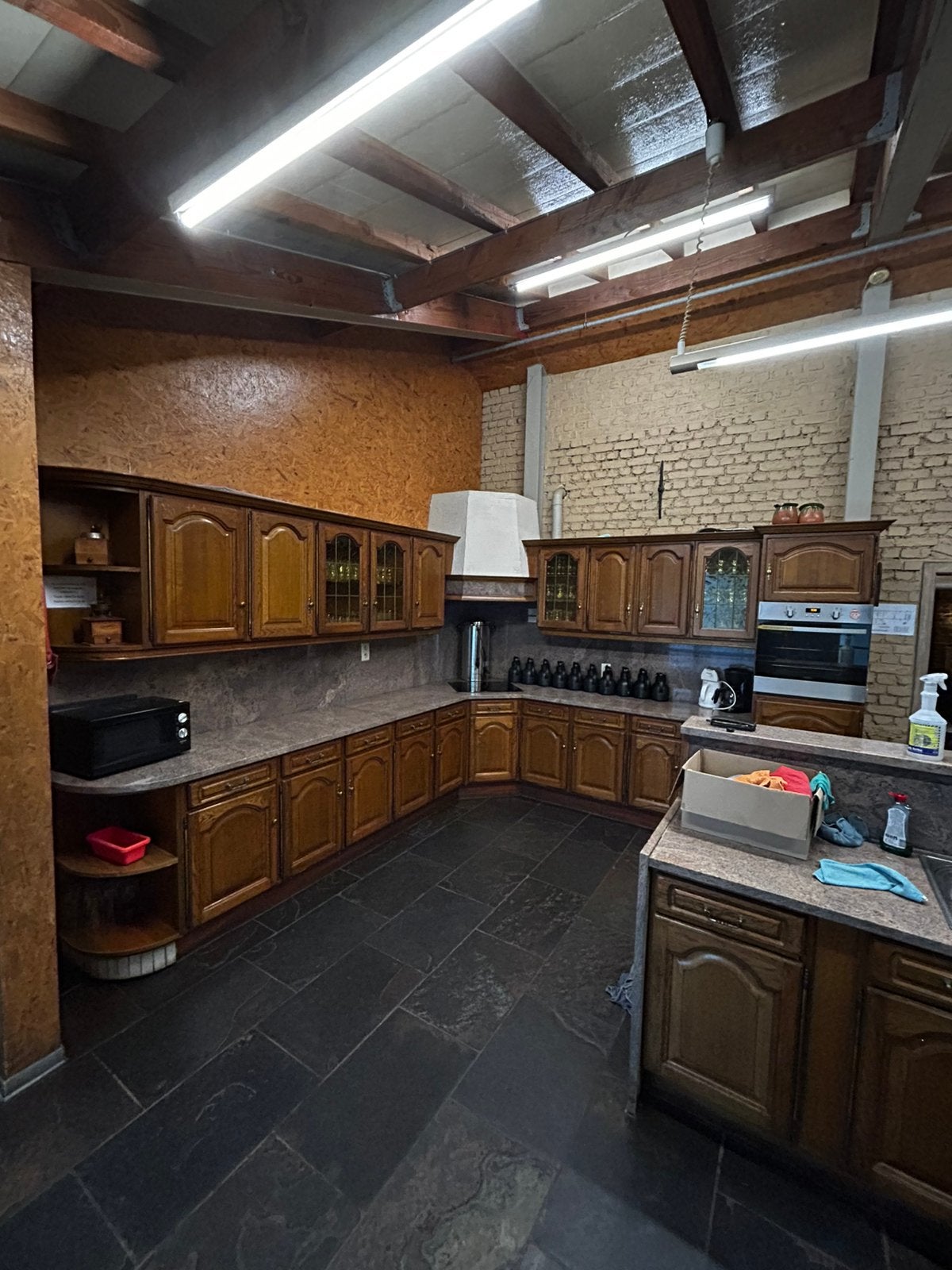 Gratis grote eiken keuken met bar in marmer uit te breken, Huis en Inrichting, Ophalen, Gebruikt, Overige kleuren, Hoekkeuken