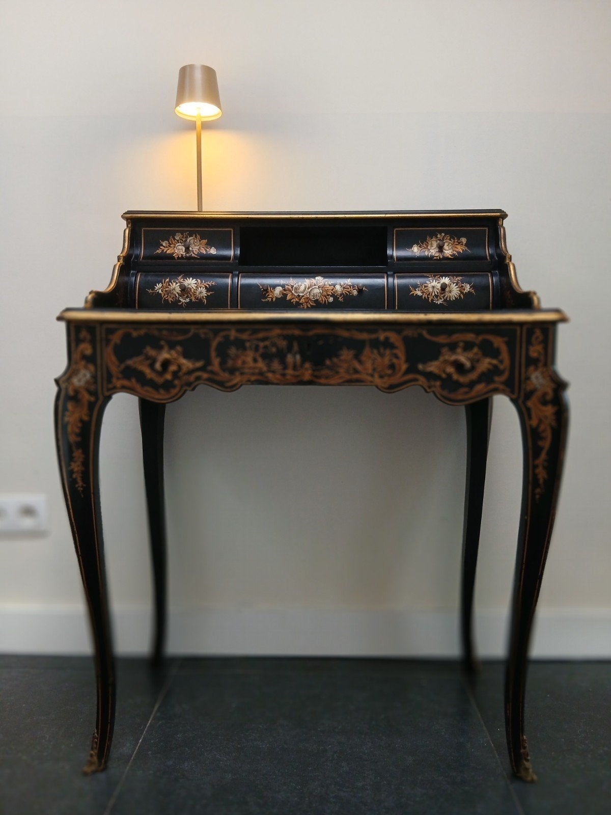 Kunstwerkje, zwart gelakt Lodewijk XV stijl secretaire, Enlèvement