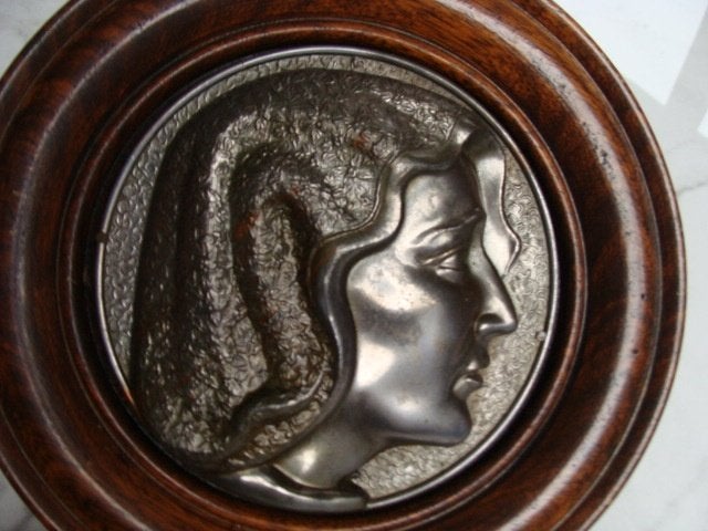 Ancien cadre rond en bois, visage Sainte Vierge, en étain, Antiquités & Art, Enlèvement ou Envoi