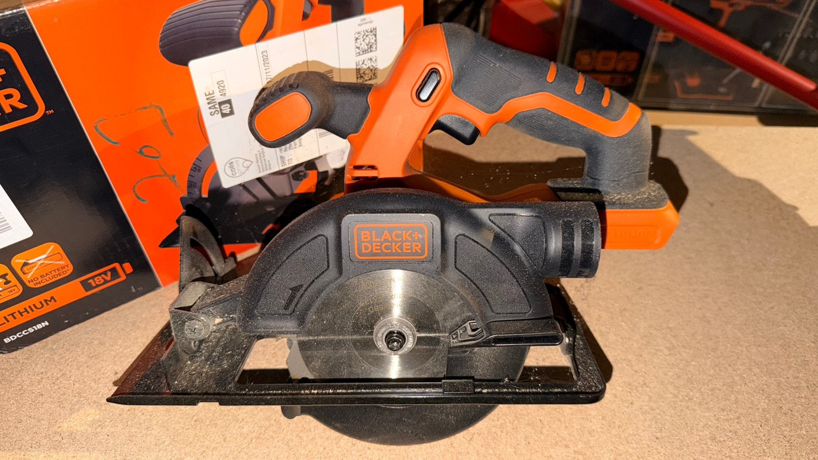 Scie circulaire black et decker sur batterie, Bricolage & Construction, Enlèvement, Comme neuf, Scie circulaire