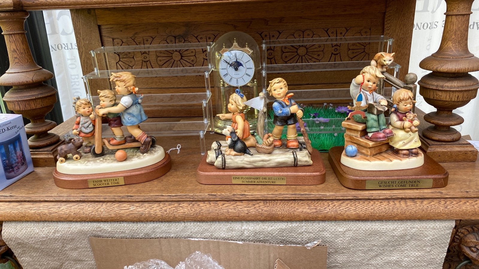 Hummel Met Display  nr 2124, Verzamelen, Ophalen of Verzenden, Zo goed als nieuw, Hummel