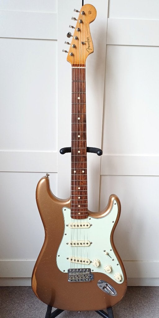 Fender Strat Road Worn 60' Firemist Gold, Musique & Instruments, Instruments à corde | Guitares | Électriques, Enlèvement ou Envoi