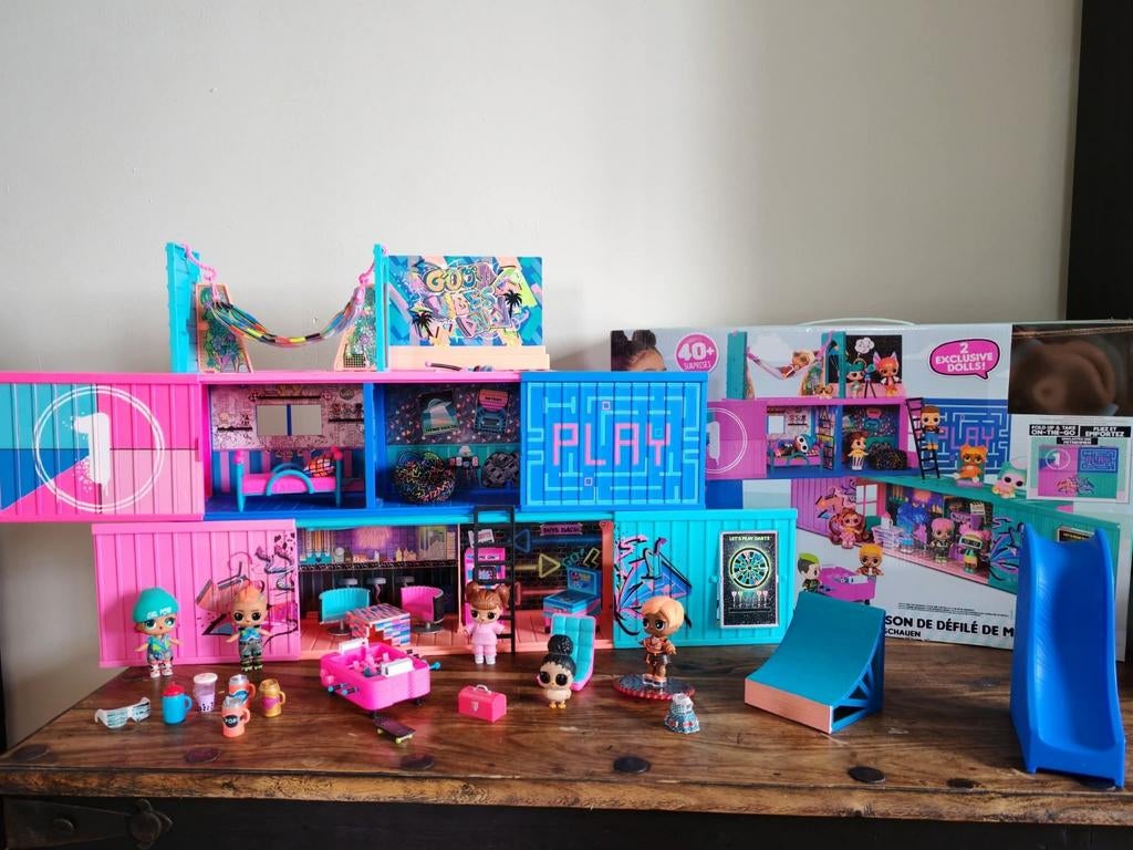 L.O.L CLUBHOUSE, Kinderen en Baby's, Speelgoed | Poppenhuizen, Ophalen, Zo goed als nieuw, Poppenhuis