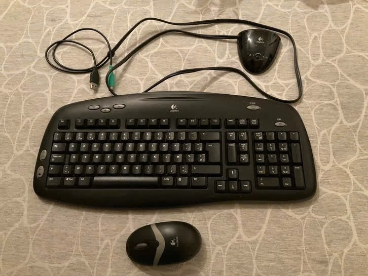 Logitech draadloos toetsenbord en computermuis, Computers en Software, Toetsenborden, Ophalen of Verzenden, Azerty, Draadloos