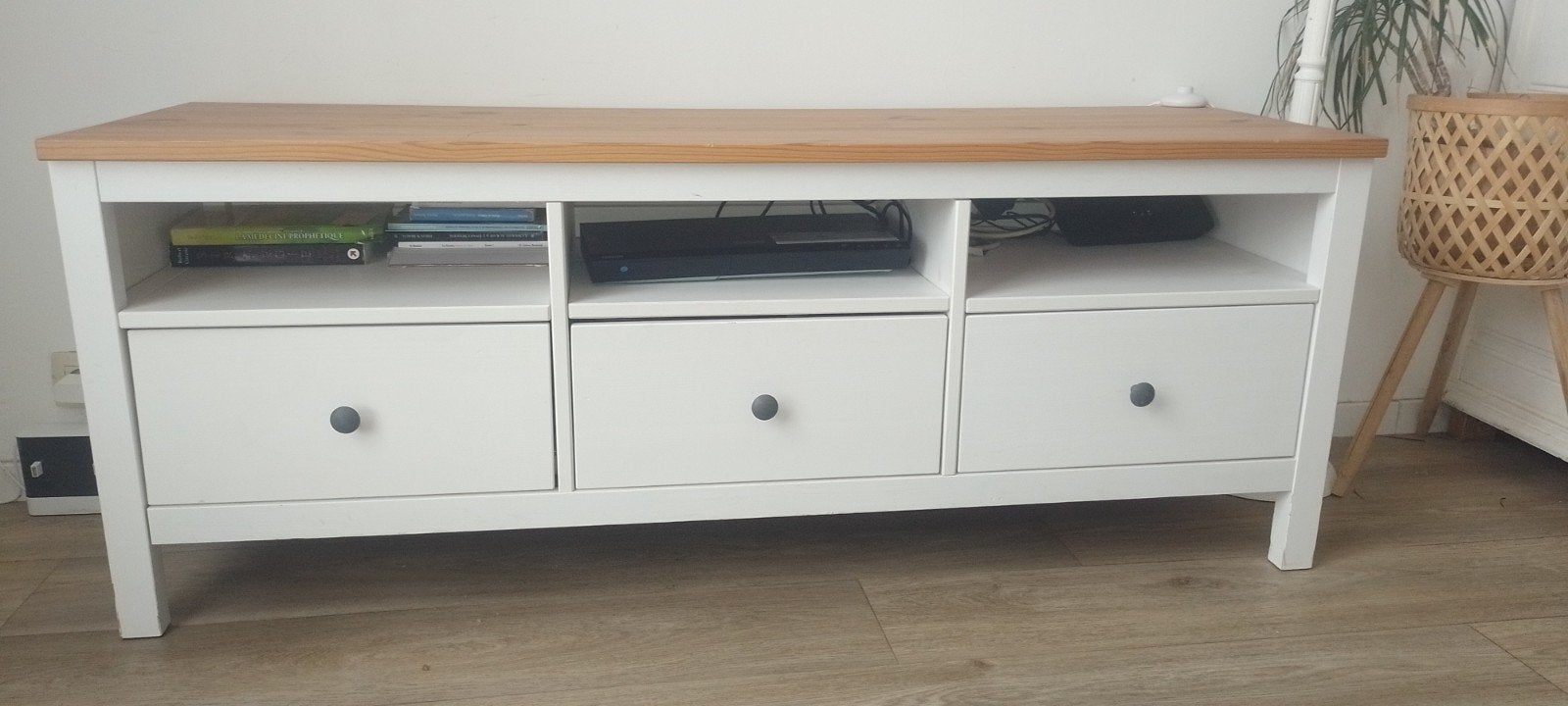 100 euros meuble tv ikea prix neuf 300euros

HEMNES
Banc TV,, Enlèvement, Comme neuf