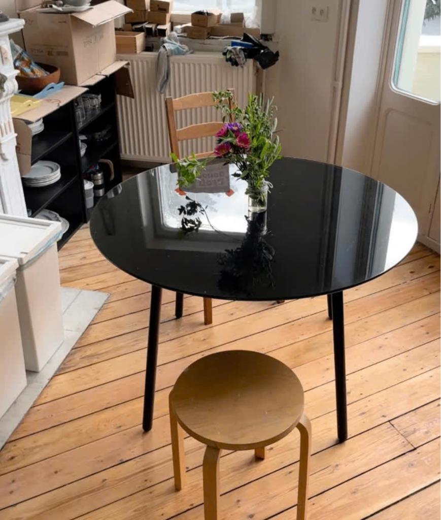 Zwarte decoratieve tafel van glas en metaal, Huis en Inrichting, Ophalen, Gebruikt, 100 tot 150 cm, Rond
